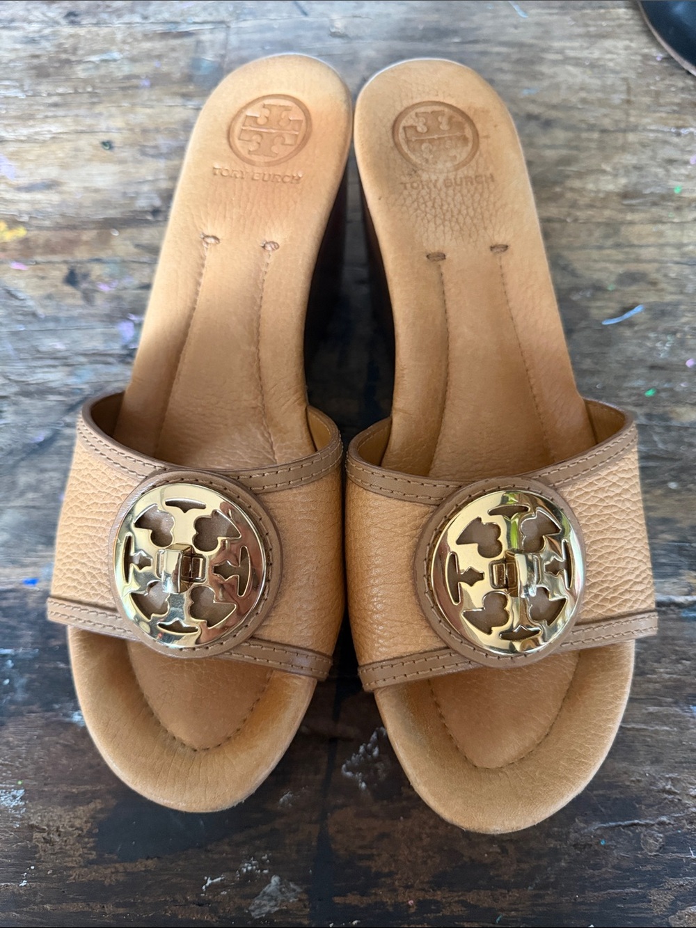 Tory Burch Wedge Sandals Womens 8M Tan Gold Good Leather Logo Slide Medallion